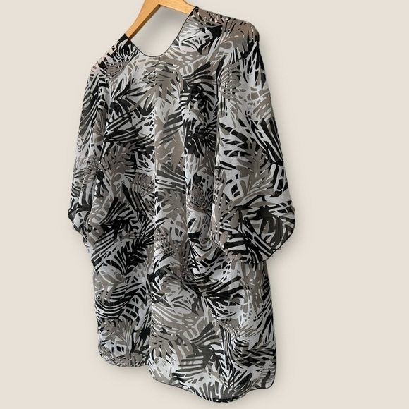 Patterned Tropical Beach Coverup - Picture 8 of 8